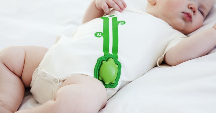 Mimo Kimono, to inteligentna piżamka, która – dzięki wbudowanym czujnikom – monitoruje tętno, oddech i aktywność naszego niemowlaka. Wiemy dokładnie kiedy zasypia, kiedy się budzi, a kiedy ma największą ochotę na zabawę. Dzięki wbudowanemu modułowi Wi-Fi, Mimo Kimono w czasie rzeczywistym przesyła wszystkie dane do aplikacji mobilnej przygotowanej dla smartfonów z Androidem oraz iOS-em.