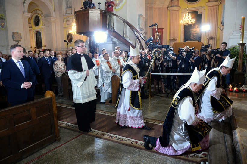 Prezydent Andrzej Duda podczas mszy świętej w Katedrze Świętych Apostołów Piotra i Pawła w Łucku.