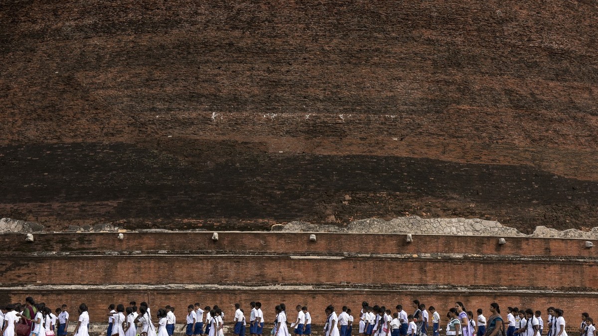 Školarci prolaze pored stupe Džetavanaramaja u drevnom gradu Anuradapura na Šri Lanki 18. maja 2018.