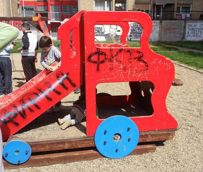 Ovako je izgledalo ruinirano igralište: Polomljene klackalice, grafiti...