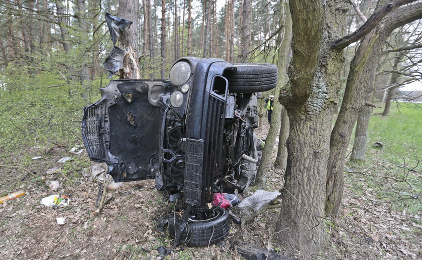 Jechali na majówkę, wbili się w drzewo! Auto koziołkowało