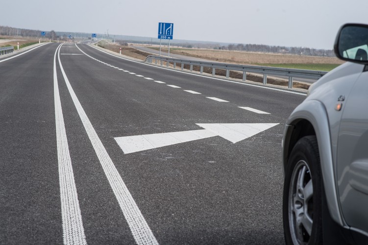 Dla zapewnienia bezpieczeństwa ruchu drogowego zastosowano bariery ochronne, a także wybudowano zatoki autobusowe i chodniki dla pieszych w rejonie węzłów 'Raczyn' i 'Jodłowiec'.
<br>
Całkowita wartość kontraktu to blisko 177,9 mln zł. <br><br>(mr) PAP/Grzegorz Michałowski