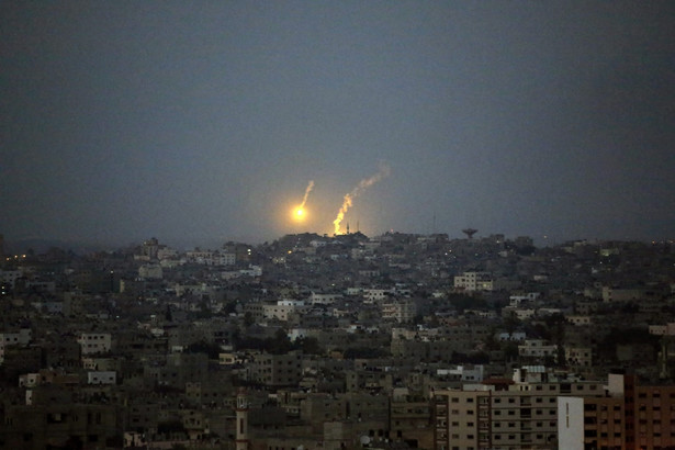 Na naloty ze strony Izraela Hamas odpowiada wystrzeliwaniem rakiet EPA/MOHAMMED SABER