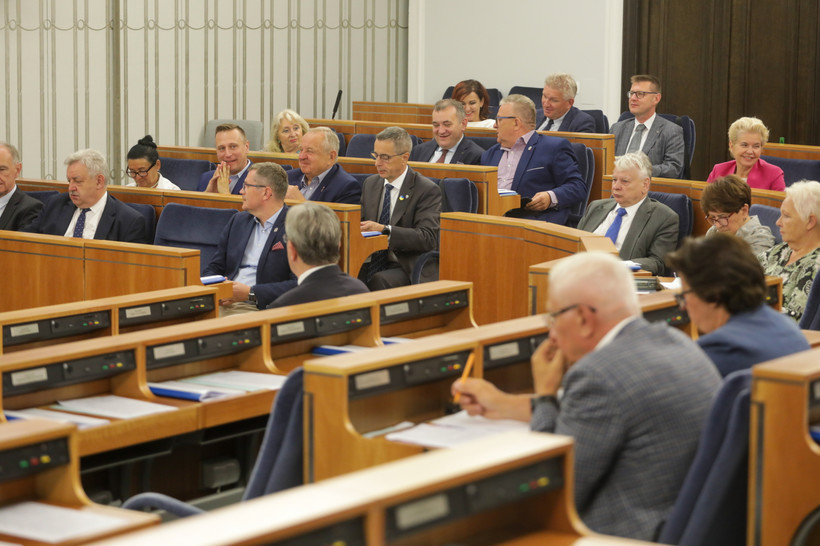 Senatorowie na sali obrad w drugim dniu 45. posiedzenia Senatu w Warszawie