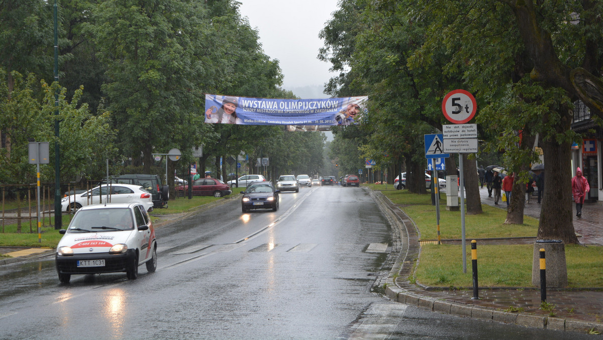 Leszek Dorula burmistrz Zakopanego chce, aby zgodnie z przyjętą obecnie uchwałą o Parku Kulturowym na Krupówkach, piękniała nie tylko ta ulica, ale całe miasto. Dlatego w Zakopanem nie będzie już banerów rozwieszonych nad ulicami miasta. Do końca września mają zostać zlikwidowane wiszące reklamy.