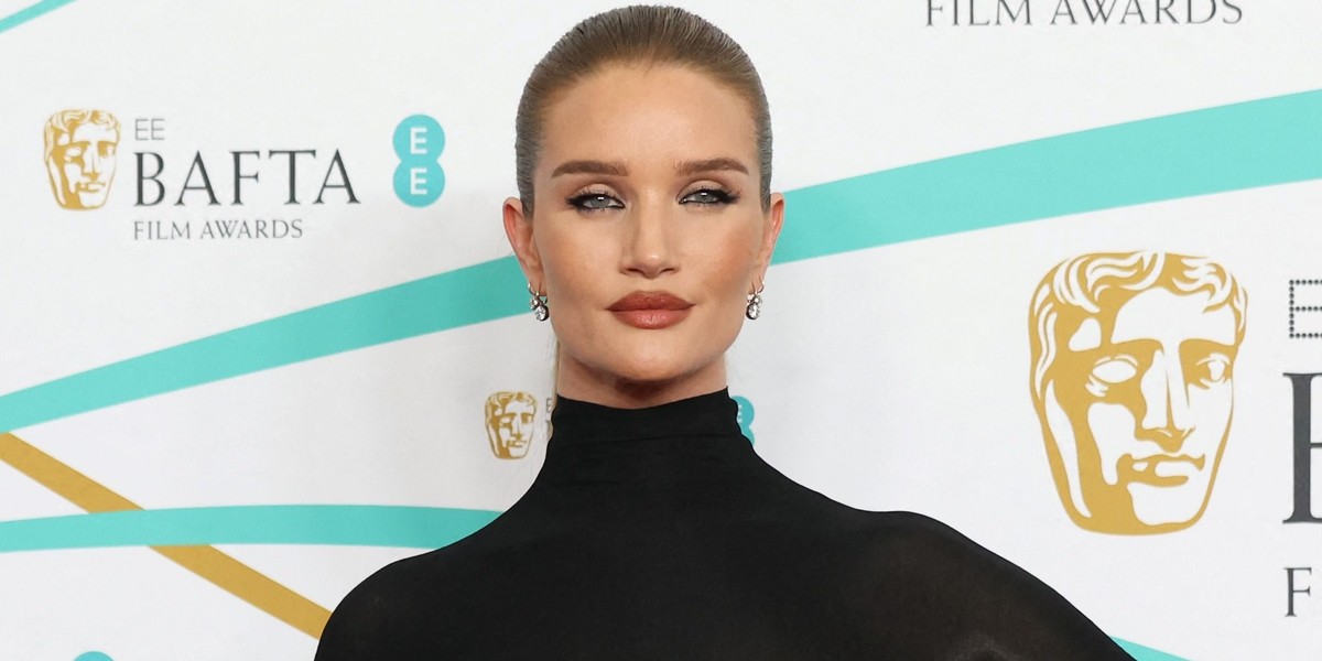 Słynąca z gustownych kreacji modelka i bizneswoman Rosie Huntington-Whiteley, na gali BAFTA 2023 przyciągnęła uwagę wszystkich. Ta mocno szokująca stylizacja to zamierzony efekt czy modowa wpadka?