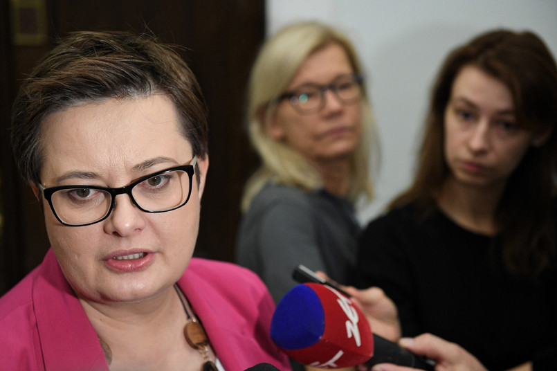 Przewodnicząca Nowoczesnej Katarzyna Lubnauer podczas konferencji prasowej w Sejmie