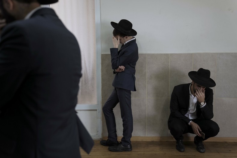 Cei îndoliați participă la înmormântarea lui Yaakov Shalom, în vârstă de 36 de ani, la cimitirul din Petah Tikva, Israel, miercuri, 30 martie 2022.