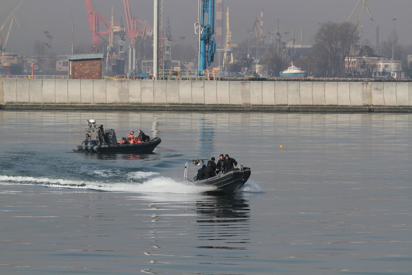 Nurkowie z Marynarki Wojennej w Gdyni zajmują się m.in. detonacją min z gdyńskiego portu