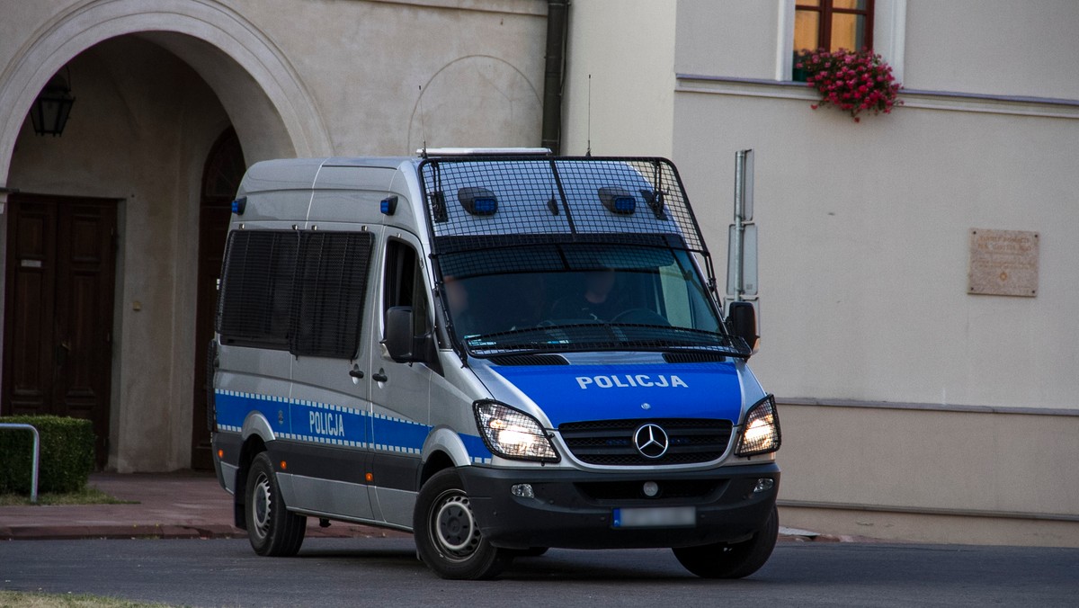 Policjanci interweniowali w jednym z mieszkań na terenie powiatu braniewskiego, gdzie według zgłoszenia pijana matka miała opiekować się dzieckiem. Badanie stanu trzeźwości wykazało, że 30-latka miała 1,6 promila alkoholu w organizmie. Na miejsce przyjechali także pracownicy socjalni, którzy podjęli decyzję o odebraniu matce 7-miesięcznego synka. Do czasu postanowienia przez sąd rodzinny i nieletnich o dalszym jego losie, opiekę nad nim będzie sprawowała rodzina zastępcza.