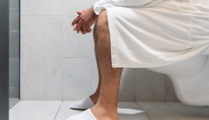 Znojenje tokom pražnjenja creva uglavnom nije razlog za paniku