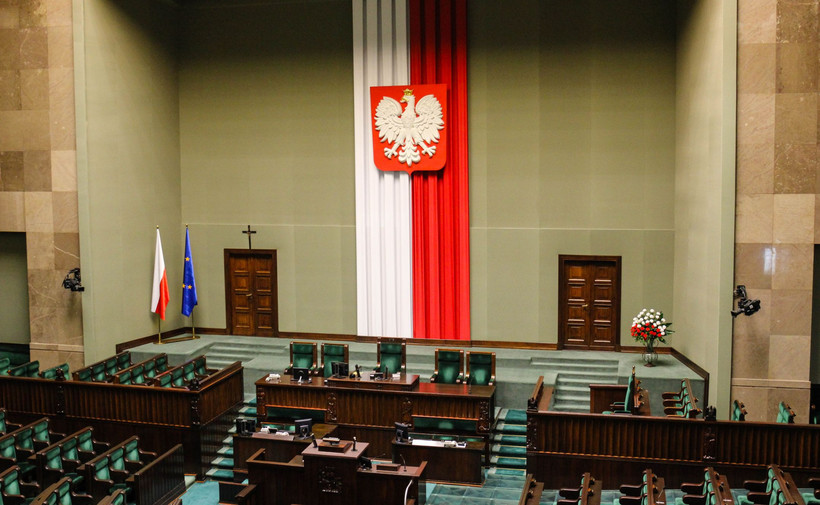 32 posłów opozycji - 11 z KO, 12 z Lewicy, 7 z PSL-Kukiz15 i 2 z Konfederacji - nie wzięło udziału w czwartkowym głosowaniu nad włączeniem do porządku obrad projektu PiS dot. zmian w sądownictwie. Sejm rozpoczął w czwartek po południu pierwsze czytanie tego projektu.
