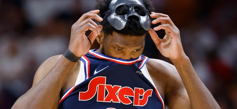 Liga NBA. Embiid "dostał" piłką w twarz. Aż krzyknął z bólu