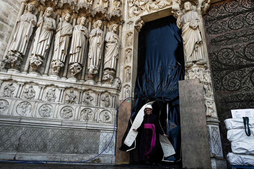 Notre Dame miesiąc po pożarze