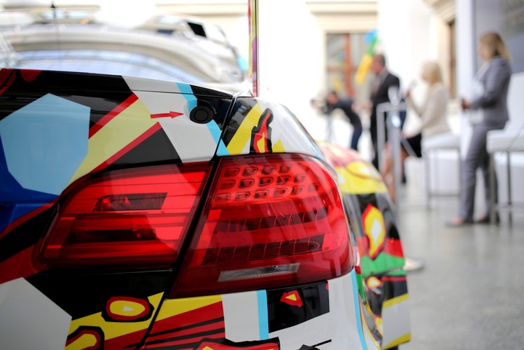 Model BMW M3 GT2 autorstwa Jeffa Koonsa z 2010 r. 
<br>*silnik widlasty, 8-cylindrowy
<br>*pojemność skokowa: 3999 cm3
<br>*maksymalna moc: 500 KM
<br>*maksymalna prędkość: 300 km/h
<br><br> fot. (zuz) PAP/Leszek Szymański