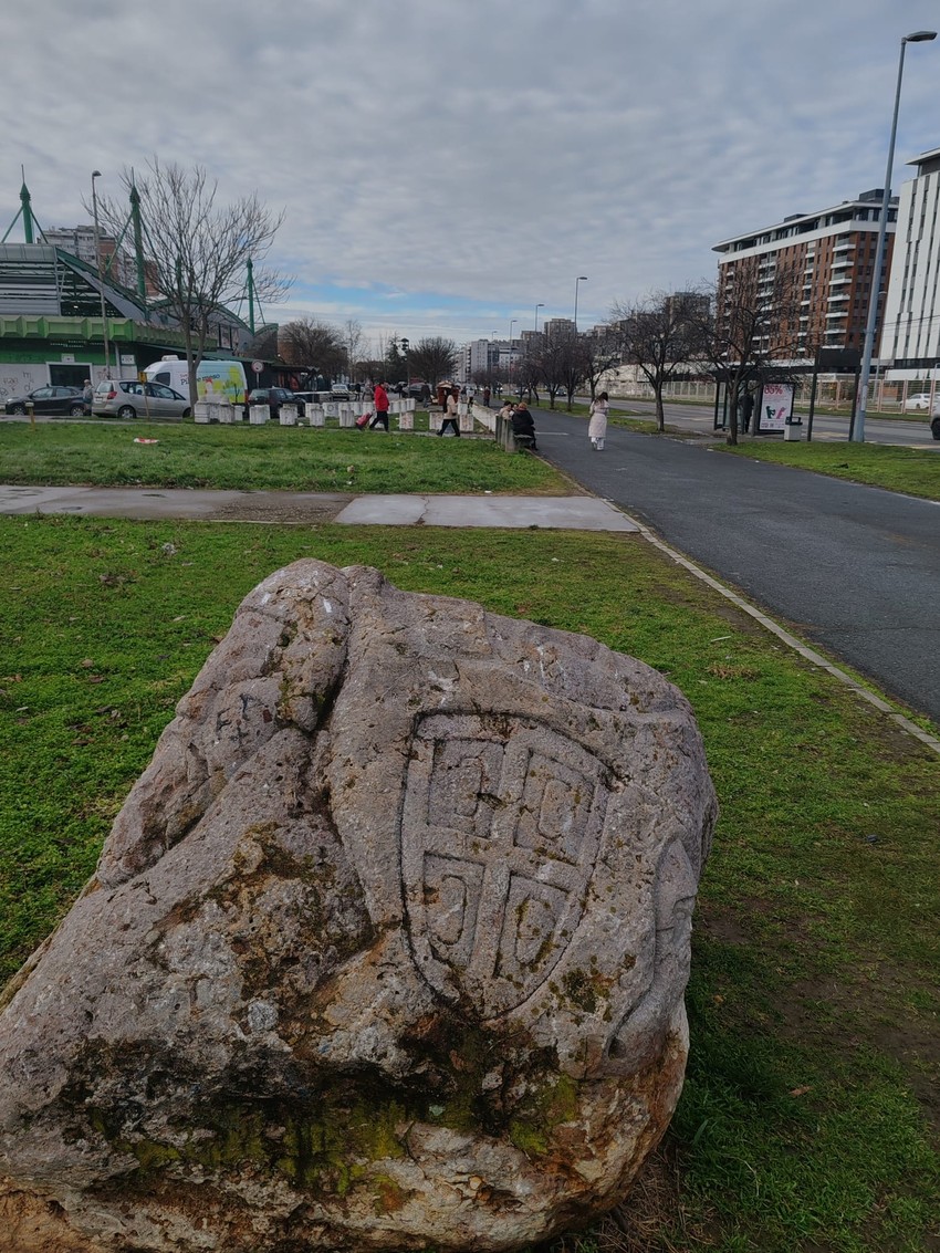  Isklesan grb Vojske Srbije, prepoznatiljiv po krstu i četiri slova "S"