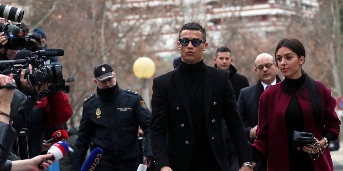 Cristiano Ronaldo już nie raz musiał stawić się przed sadem (na foto z Georgina Rodriguez). 