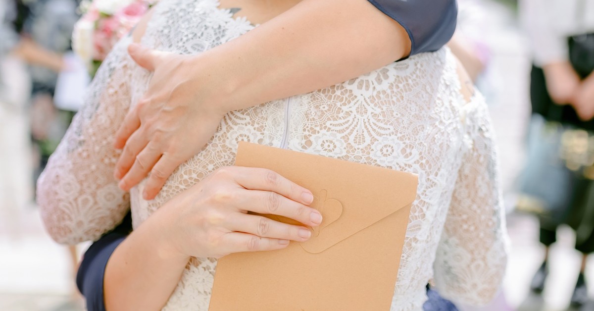 Ile dać do koperty na wesele w 2025? Aktualne stawki dla gości [TABELA]