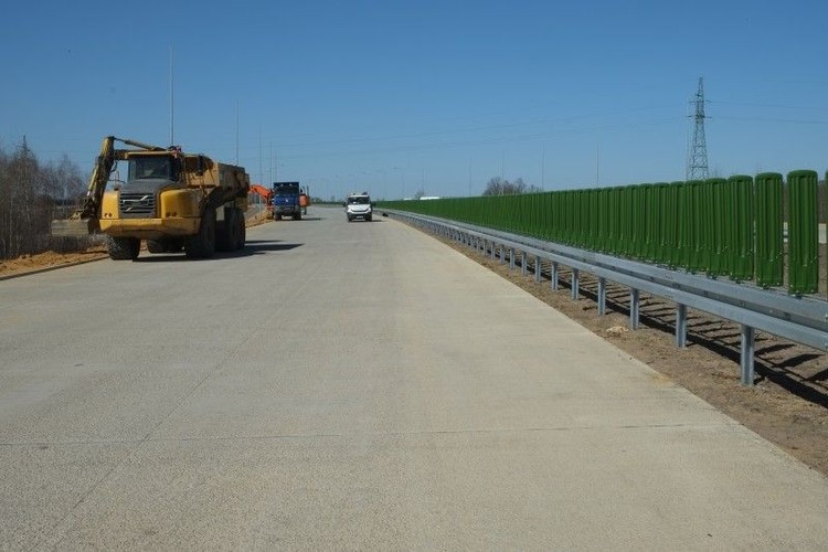 Nieco więcej do zrobienie jest na odcinku o długości ok. 21,3 km, wchodzącym w skład obwodnicy Częstochowy, od węzła Częstochowa Północ do węzła Częstochowa Blachownia. Na tym fragmencie trasy realizowanym przez konsorcjum włoskich firm: Salini Polska, Salini Impregilo oraz Todini Costruzioni Generali,  zaawansowanie robót sięga blisko 60 proc.