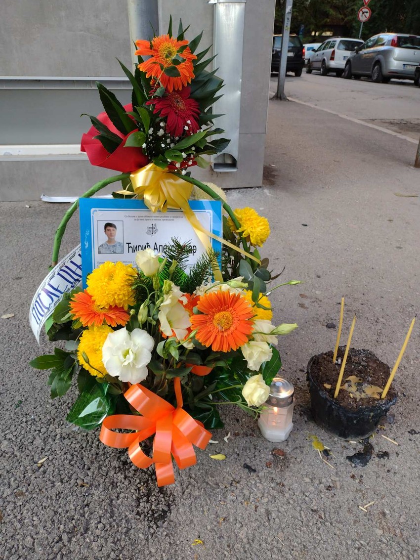 Cveće u čast Aleksandra Ć. 