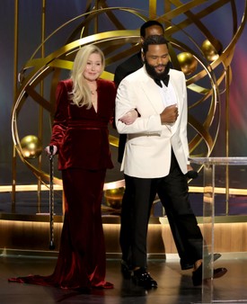 Egész Hollywood állva tapsolta Christina Applegate-et, aki könnyeivel küszködött az Emmy-díjátadó színpadán.