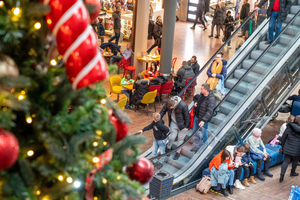 Łódź, 18.12.2022. Zakupy w łódzkiej Manufakturze, 18 bm. 18 grudnia to ostatnia handlowa niedziela w 2022 roku i ostatnia na świąteczne zakupy. (mr) PAP/Grzegorz Michałowski