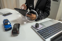 Elektryk, hybryda czy klasyczny napęd? Jak firmy naprawdę podejmują dziś decyzje flotowe