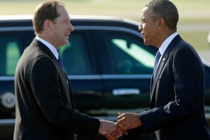 Mark Brzeziński, ambasador USA w Szwecji, wita na lotnisku w Sztokholmie prezydenta Baracka Obamę, wrzesień 2013 r.