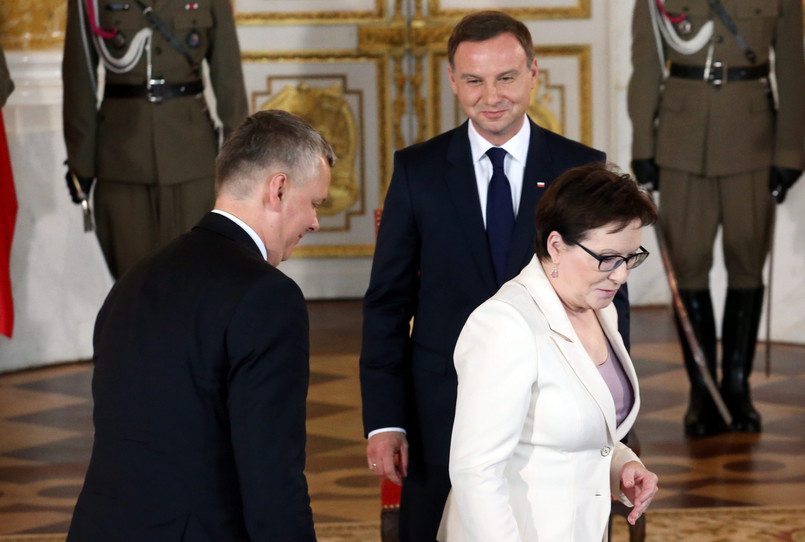 Prezydent Andrzej Duda (c) , wicepremier i minister obrony narodowej Tomasz Siemoniak (l) i premier Ewa Kopacz (p) na Zamku Królewskim w Warszawie