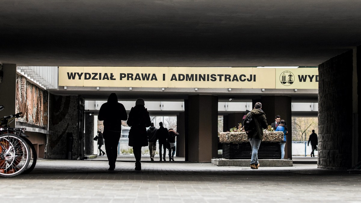 Na Wydziale Prawa i Administracji Uniwersytetu Marii Curie-Skłodowskiej w Lublinie podczas jednego z egzaminów miało dojść do masowego ściągania - podał "Dziennik Wschodni". Władze uczelni bronią się przed zarzutami "zamiatania sprawy pod dywan".