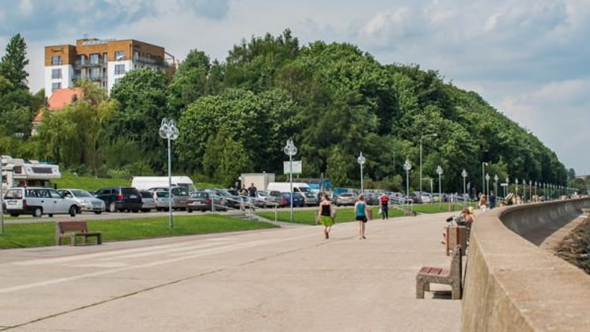 Dotknięta skutkami kryzysu na rynku węgla i koksu Jastrzębska Spółka Węglowa (JSW) kolejny raz wystawiła na sprzedaż hotel Różany Gaj w Gdyni. Przed rokiem, gdy gruntownie wyremontowany obiekt wyceniono na ponad 28,5 mln zł, nie udało się znaleźć nabywcy. Teraz cena wywoławcza to 24,8 mln zł.