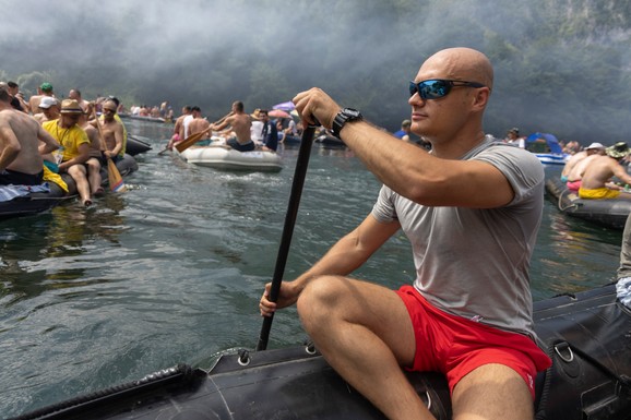 (FOTO) DRINA KRIJE OPASNOSTI, ALI ONI SU TU DA SPREČE TRAGEDIJU! Bili smo sa roniocima Žandarmerije na regati, evo šta je KOBNO za kupače