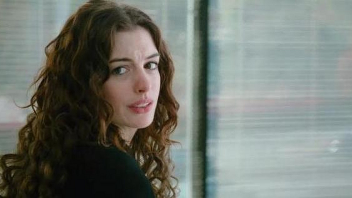 Anne Hathaway płakała, kiedy musiała rozebrać się przed kamerą
