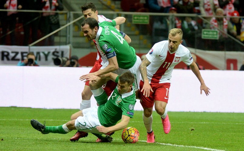 W meczu decydującym o bezpośredniej kwalifikacji Polacy pokonali w Warszawie Irlandczyków 2:1 po golach Grzegorza Krychowiaka (13’) i Roberta Lewandowskiego (42’).