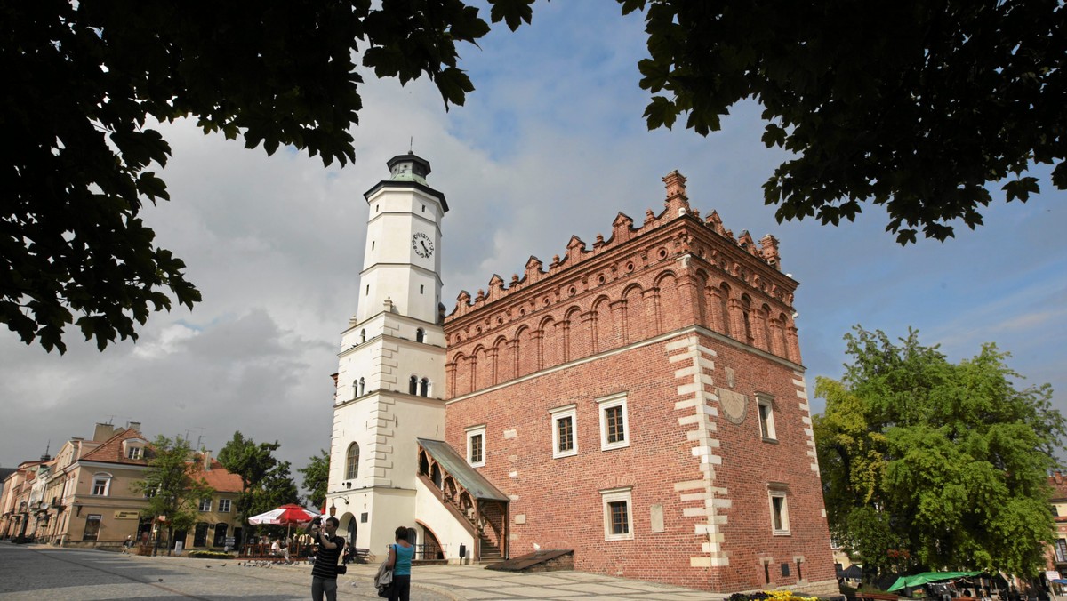 Złamanie przepisu ustawy o rachunkowości zarzuciła Prokuratura Rejonowa w Opatowie burmistrzowi Sandomierza Jerzemu B. - poinformował w środę rzecznik Prokuratury Okręgowej w Kielcach Sławomir Mielniczuk.