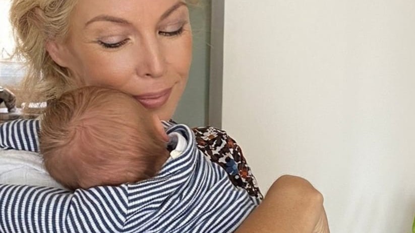 Mama Adama Bardyho, Janka, si svojich vnukov užíva. Na fotografii s najstarším Alankom v období, kedy bol bábätkom. IG: @janabar.yanka