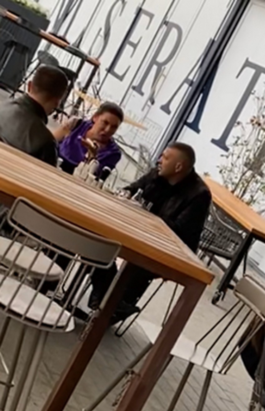 Slađa, Đanijeva supruga u kafiću