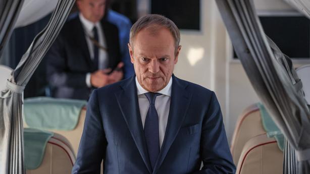 Premier Donald Tusk na pokładzie samolotu rządowego.