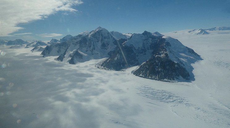 A tudósok feltételezése szerint egy olyan geológiai történelmet tártak fel, amely az Antarktisznak a Gondwana szuperkontinenstől való mintegy 180 millió évvel ezelőtti elválásáig nyúlik vissza. A mostani kutatások egyelőre csak a titkokkal teli múlt jeges felszínét kapargatták meg. / Fotó: NorthFoto