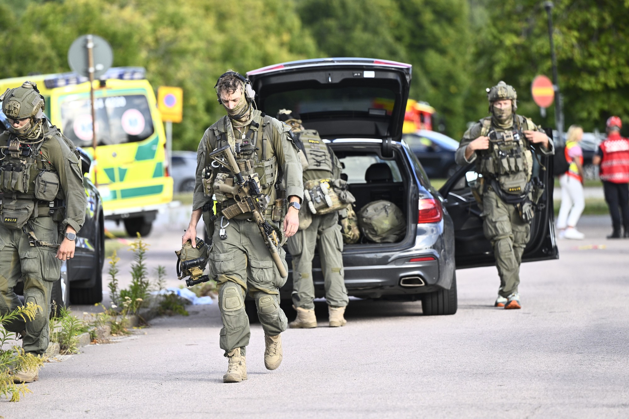 Ozbrojení policajti a záchranári zasahujú pred školou Brinellskolan.