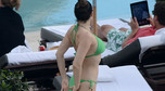 Kelly Brook w bikini. Wygląda na znudzoną