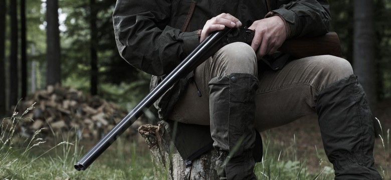 Tragedia podczas polowania. Myśliwy postrzelił kolegę. Usłyszał zarzut