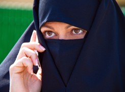 Zdejmij burkę przed klientem. Czy da się uregulować sprawę symboli religijnych w miejscu pracy?