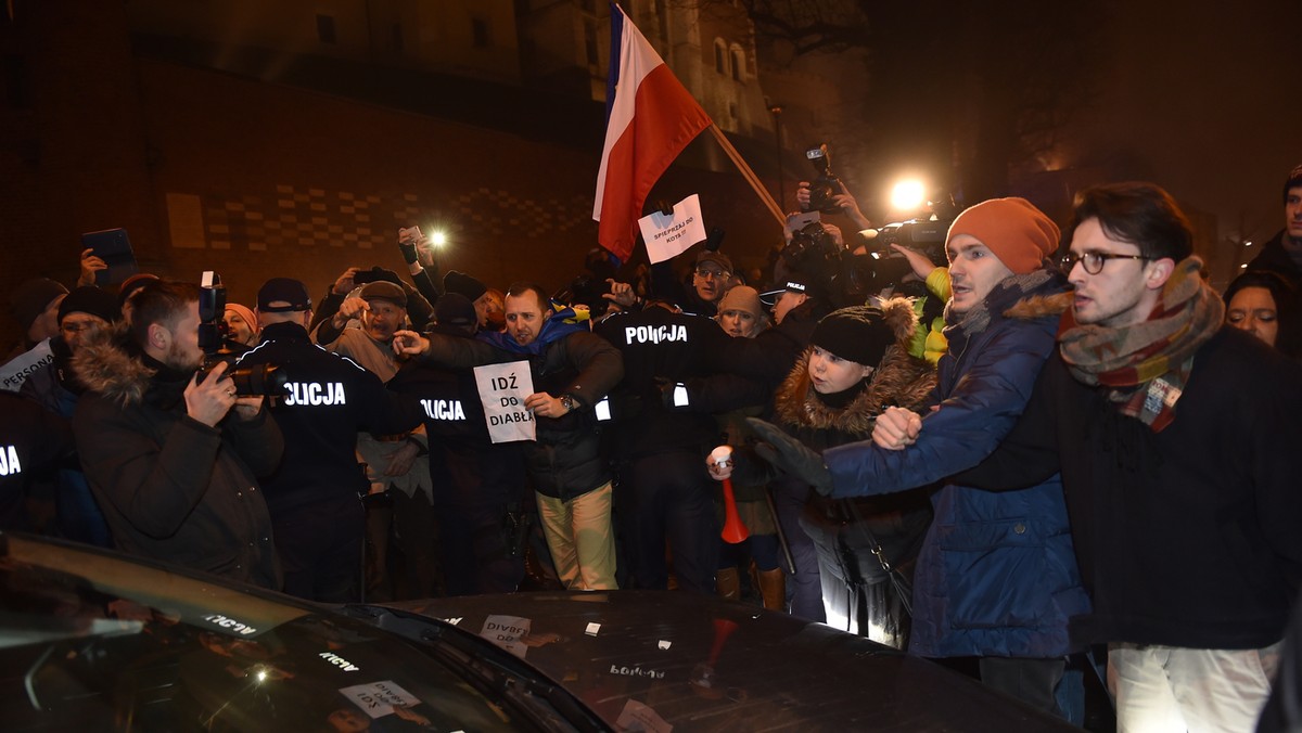 Krakowski Sąd Okręgowy w wydziale odwoławczym uchylił dziś postanowienie o umorzeniu spraw dotyczących blokady Wawelu w grudniu 2016 r. Uznał, że zostało ono wydane przedwcześnie i decyzja w sprawie powinna zapaść po przeprowadzeniu postępowania dowodowego przed sądem.