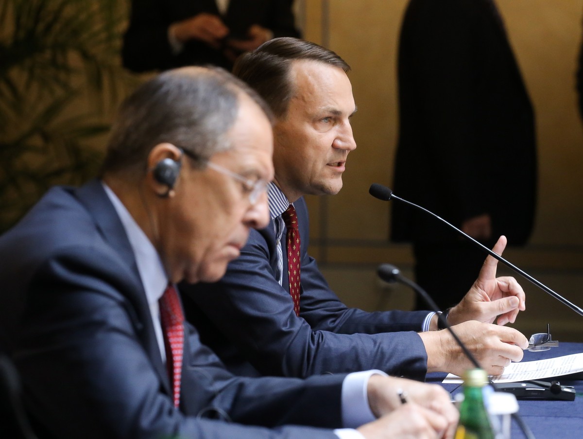 Minister spraw zagranicznych Radosław Sikorski i minister spraw zagranicznych Rosji Siergiej Ławrow