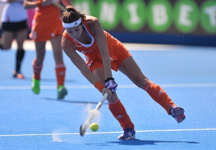 Piękne dziewczyny grają w hokeja... na trawie