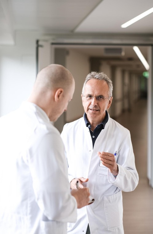 Prof. Andreas Michalsen na korytarzu kliniki w Kleiner Wannsee.