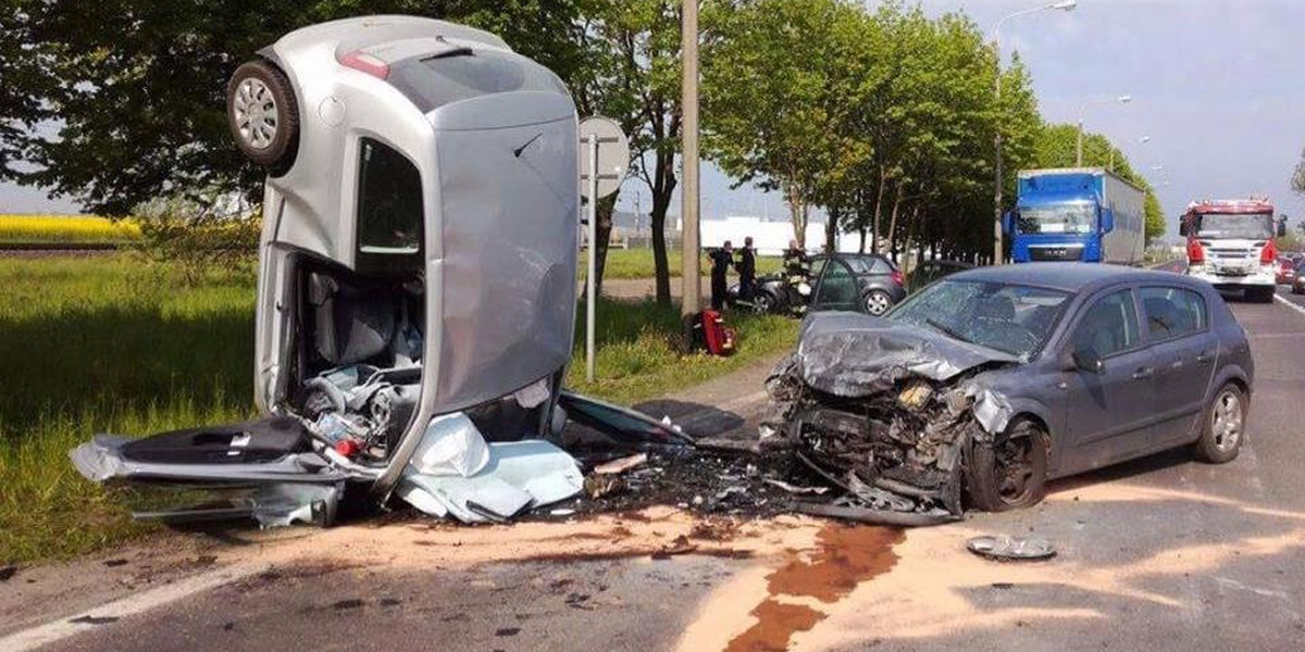 Jechał pod prąd i w samej bieliźnie. Spowodował wypadek