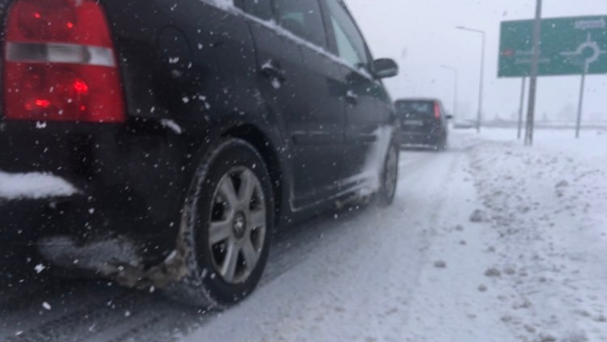 Atak zimy na Podhalu — ulica w Nowym Targu