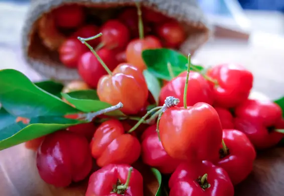 Acerola - bogate źródło witaminy C, które wyglądem przypomina wiśnię